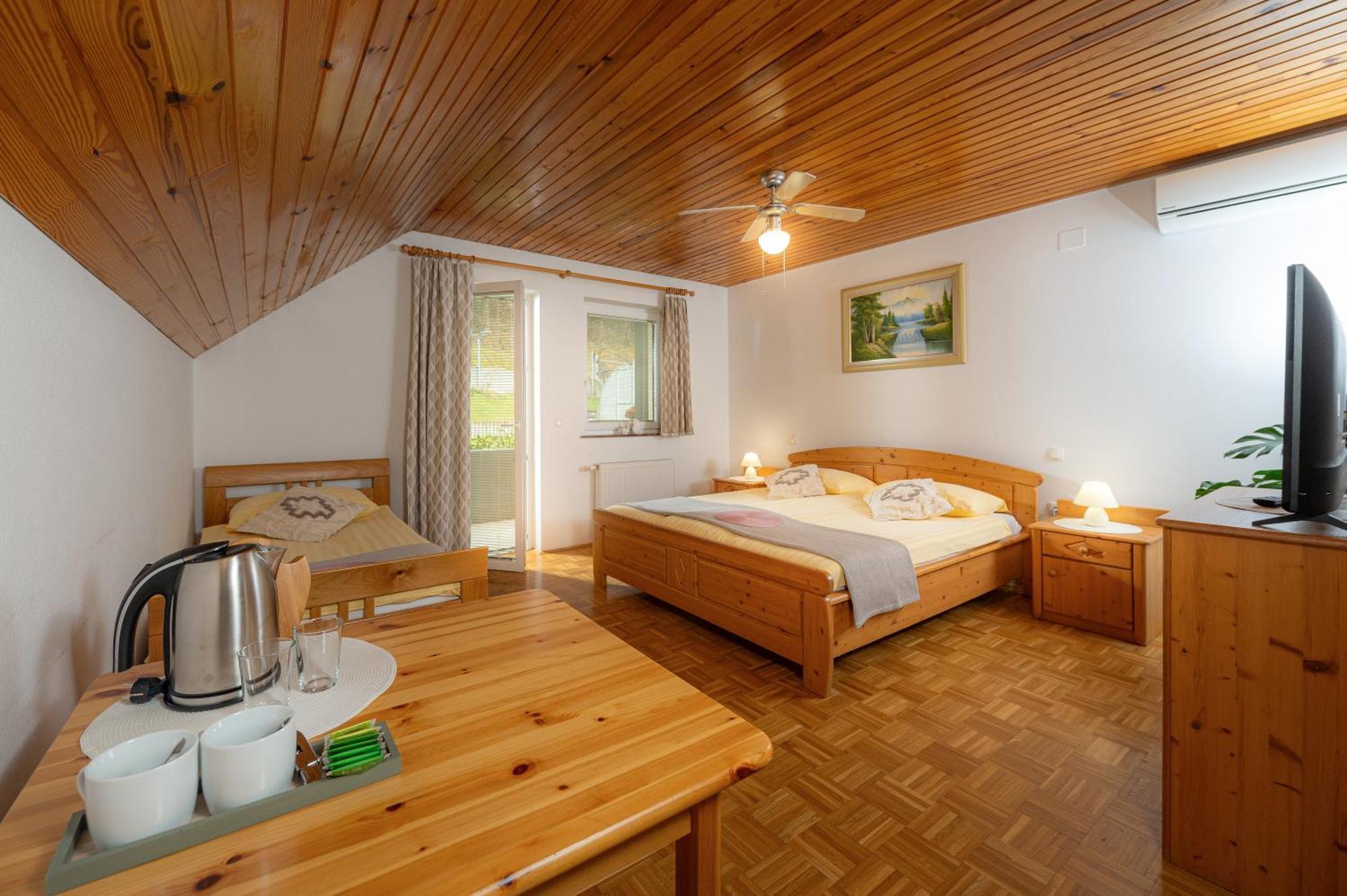 Rooms & Apartments Pr Matjon เบลด ภายนอก รูปภาพ