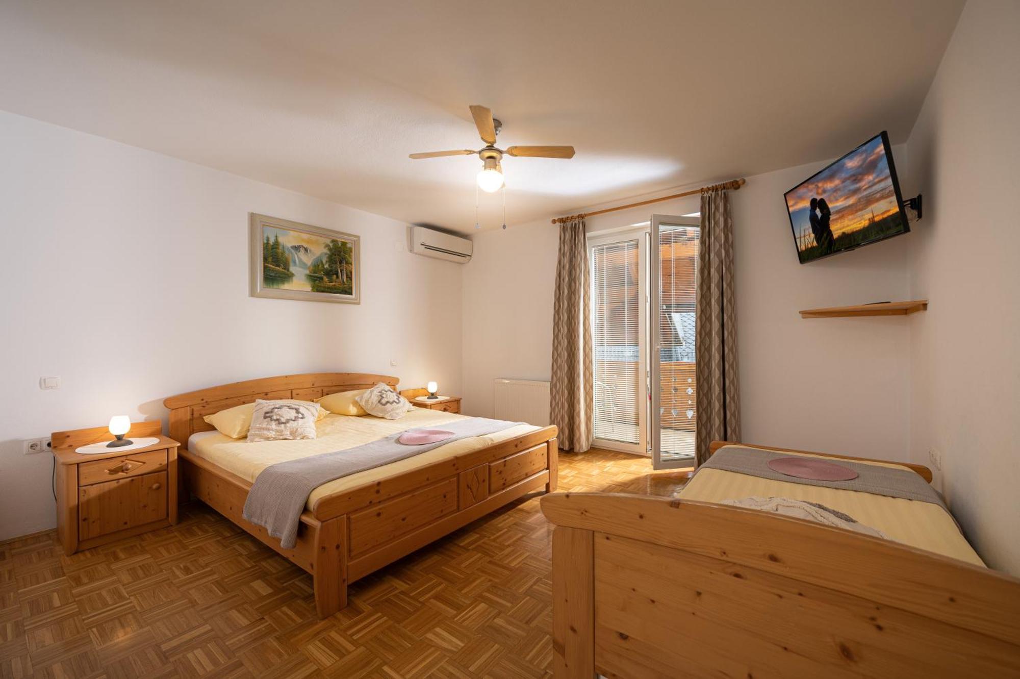 Rooms & Apartments Pr Matjon เบลด ภายนอก รูปภาพ